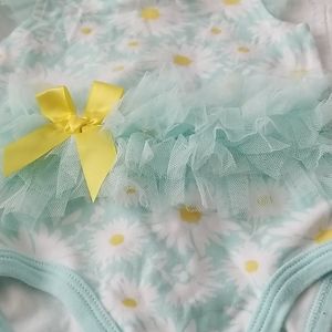 👭🏽Baby Essentials 6 months onesie.